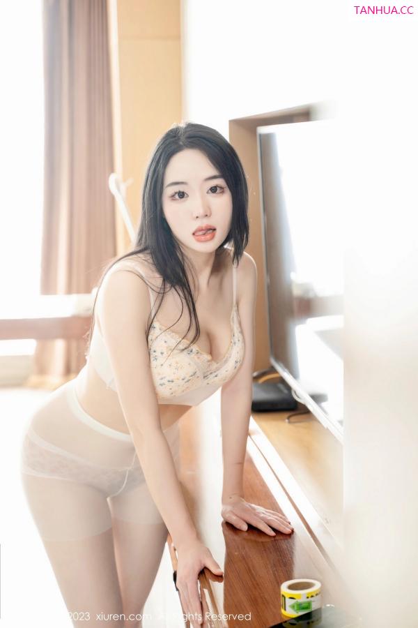   [XiuRen]高清写真图 2023.03.30 No.6497 汐汐爱吃草莓 制服美臀第47张图片